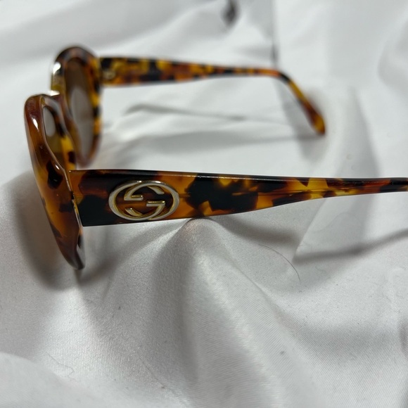 Gucci Brown Tortoiseshell Sunglasses with Oval Shape - Picture 3 of 5